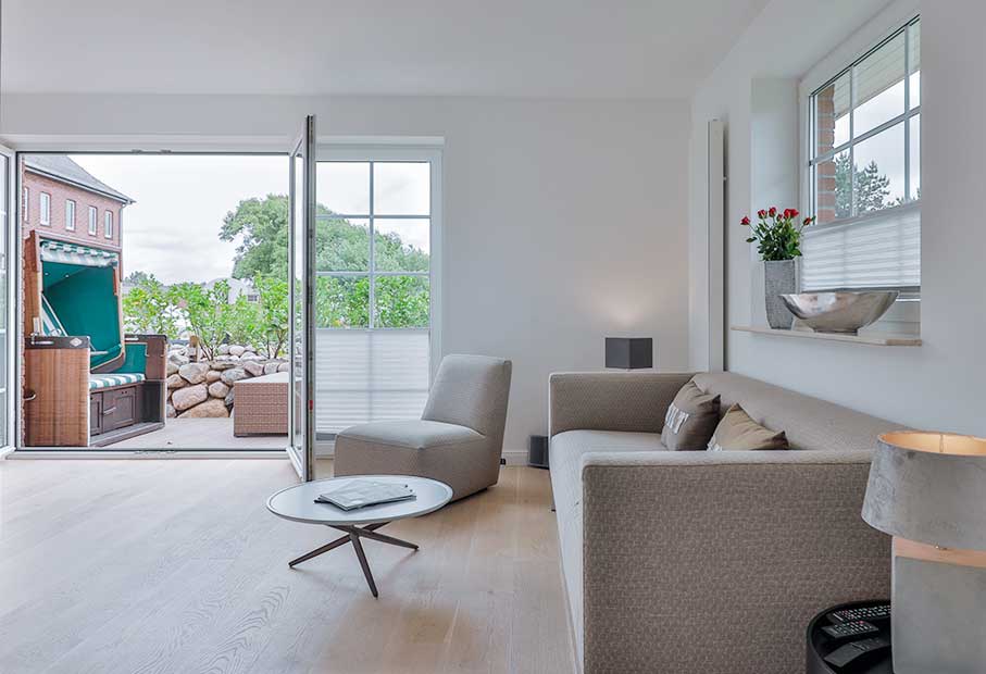 Stilvolles Wohnzimmer mit Blick in den Garten