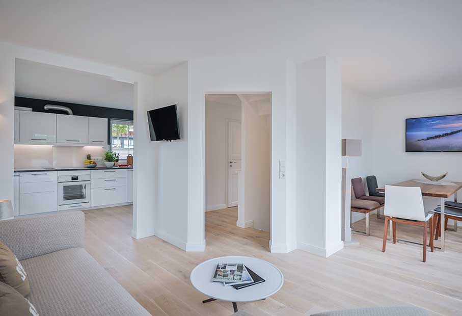 Ansicht des Wohnzimmers mit offener Küche