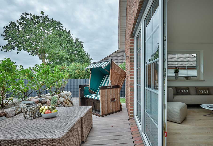 Direkter Zugang zur Terrasse mit Strandkorb vom Wohnzimmer