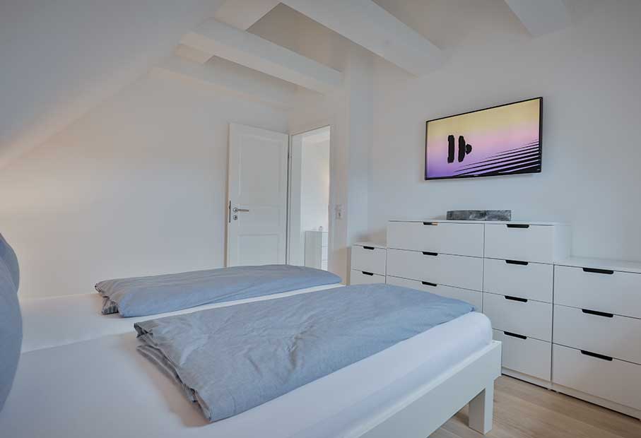 Schlafzimmer mit Flatscreen TV