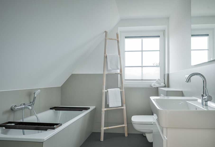 Bad mit Badwanne und Fenster