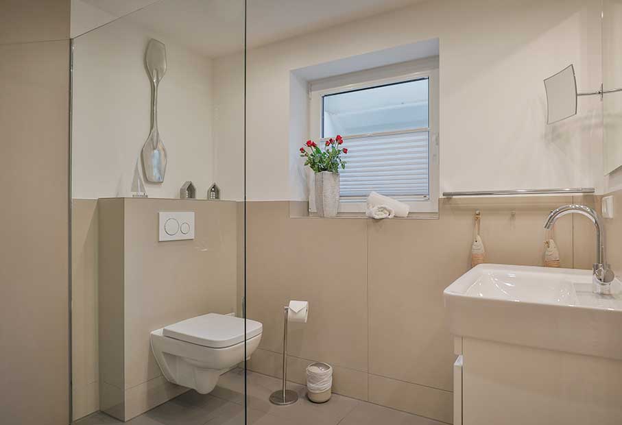 Zweites Badezimmer mit begehbarer Dusche