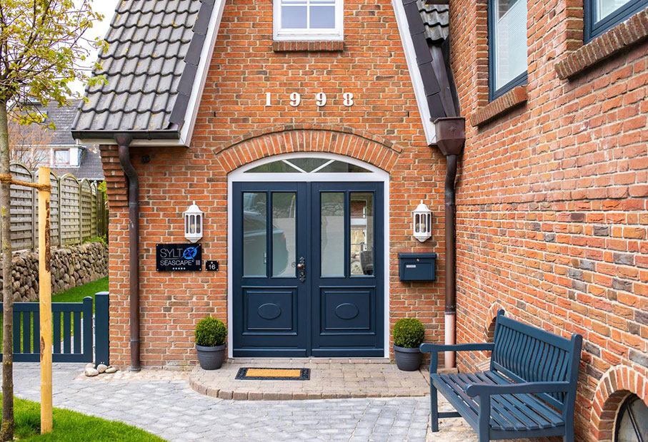 Bank zum Verweilen vor dem Ferienhaus