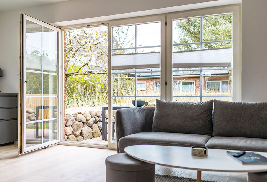 Direkter Zugang zum Garten vom Wohnzimmer aus