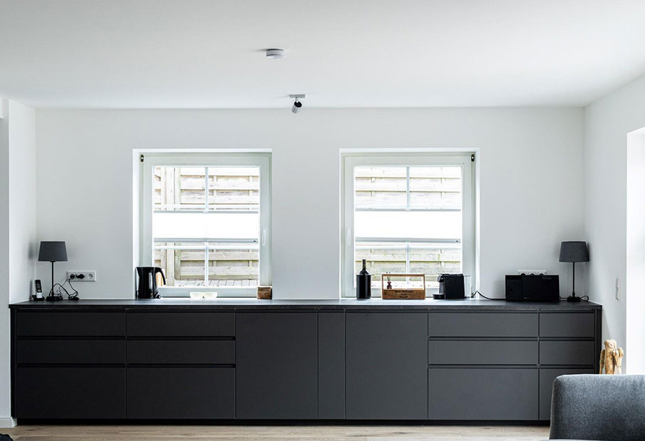 Moderne und voll ausgestattete Küche im Ferienhaus