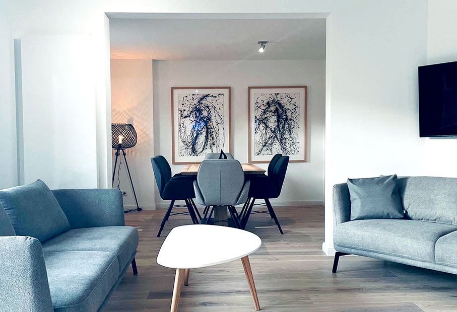 Wohnzimmer und Esszimmer mit geschmackvoller Deko