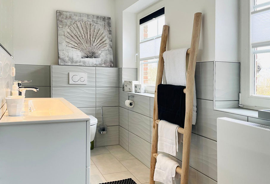 Modernes Badezimmer mit Tageslicht